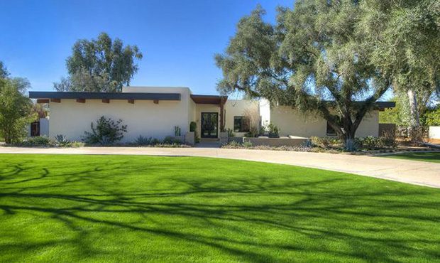 Yankees manager sells Scottsdale home to former NFL player