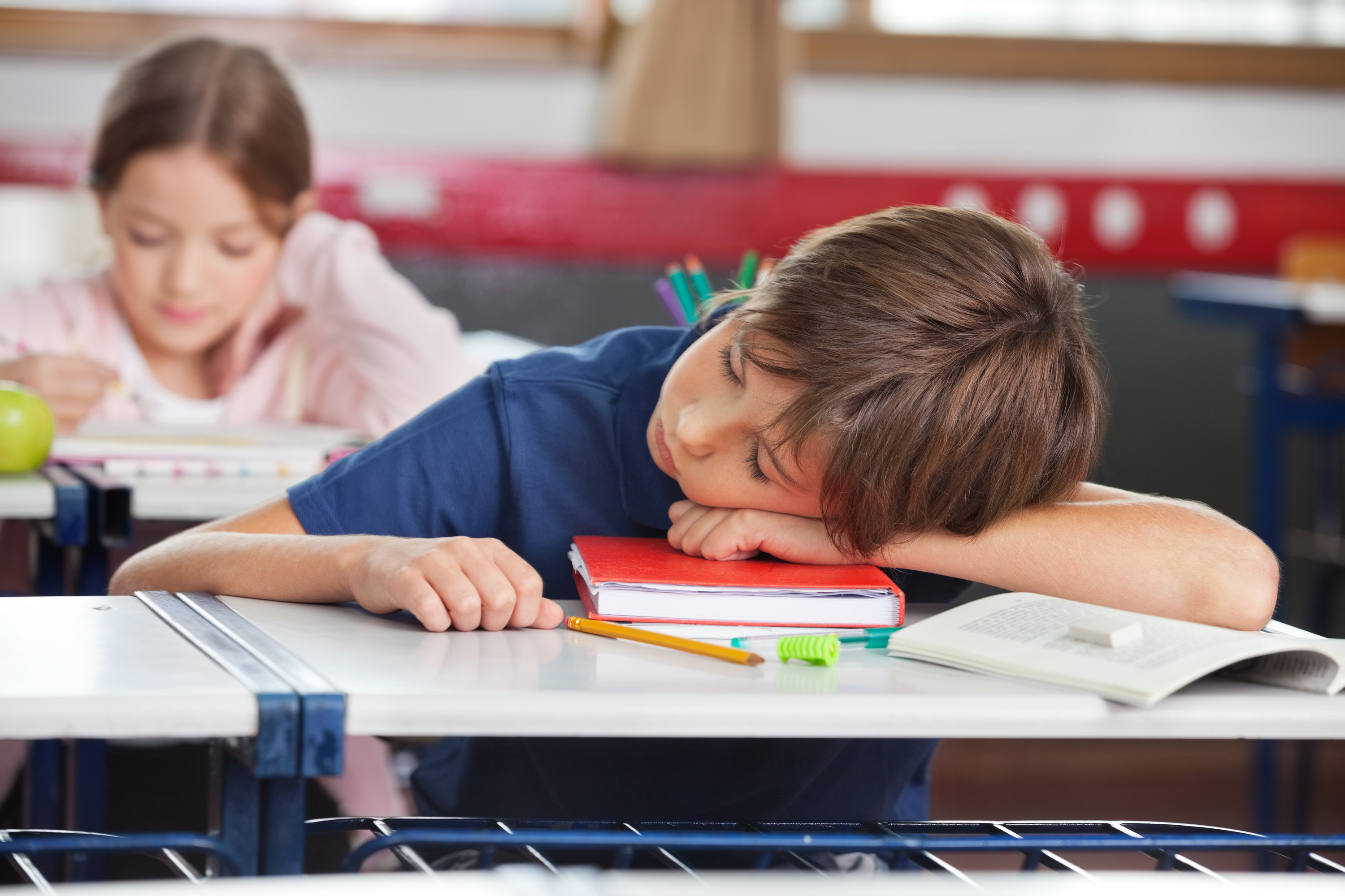 Школа уроки спать. Утомление детей. Уставший ученик.