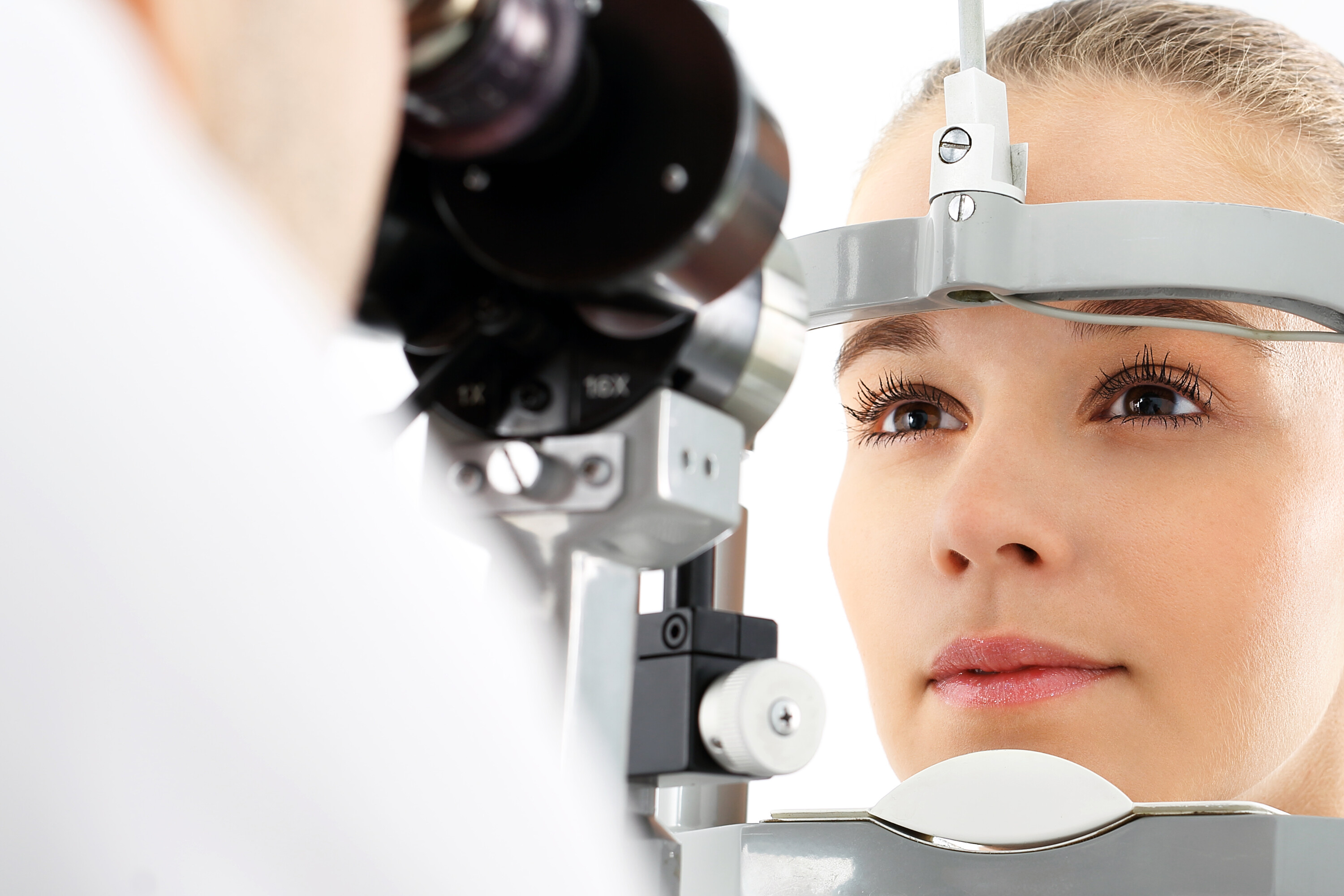 Проверить зрение клиника. Консультация офтальмолога. Глаз офтальмология. Аппарат для осмотра глаз. Офтальмолог глаз.