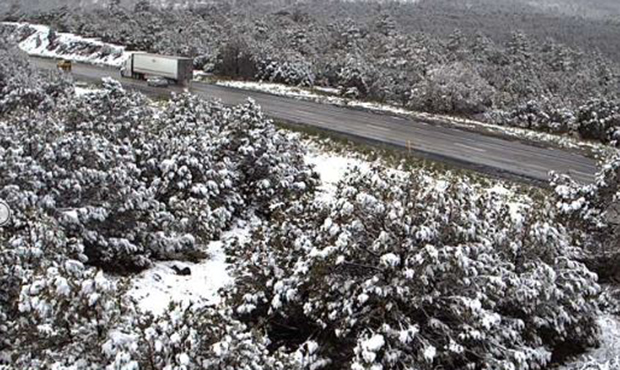 Heavy snow south of Flagstaff; I-40 westbound closed due to crash