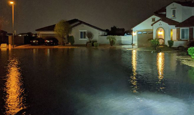 Streets, washes flood in Phoenix area after heavy rain