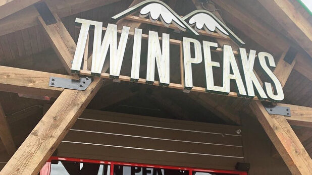twin peaks restaurant logo