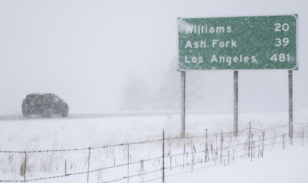 Powerful snowstorm shuts down highways across northern Arizona