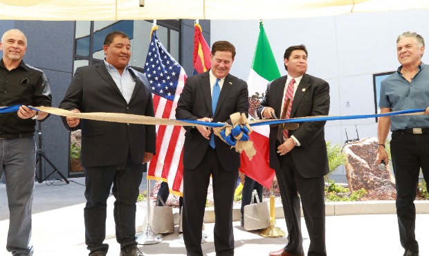 Ducey destaca la relación comercial entre Arizona y México durante su visita a Nagales