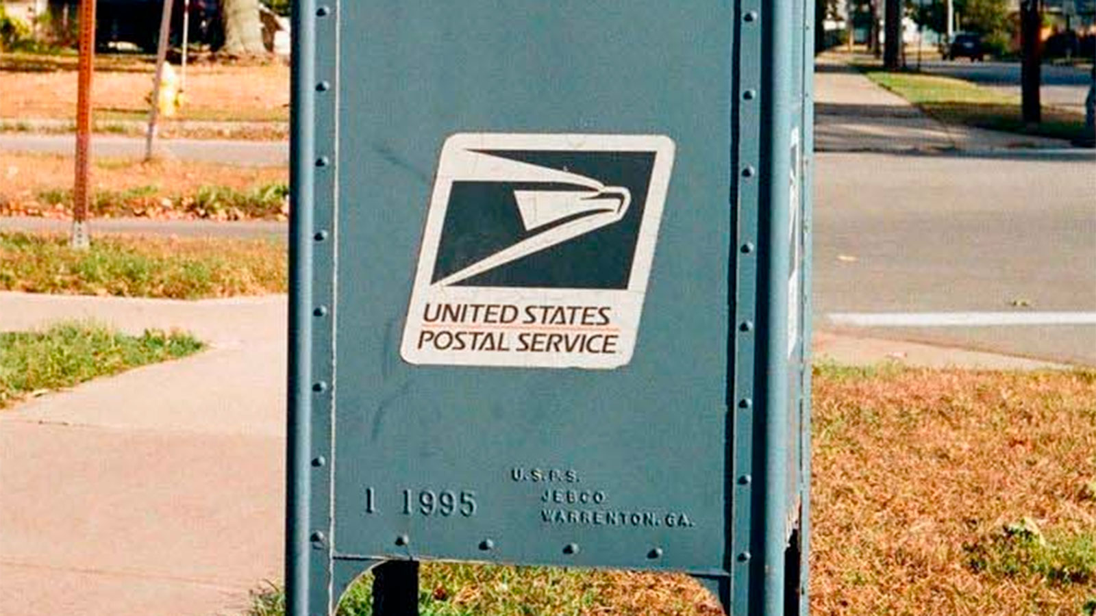 Phoenix postal worker dies after mail truck gets hit from behind