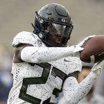 
              FILE - Oregon safety Verone McKinley III warms up before an NCAA college football game against UCLA, Oct. 23, 2021, in Pasadena, Calif. (AP Photo/Marcio Jose Sanchez, file)
            