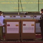 
              In this photo provided by An Khoun Sam Aun/National Television of Cambodia, Cambodian Prime Minister Hun Sen, right, hands over the medical materials to Myanmar Foreign Minister Wunna Maung Lwin, left, in Naypyitaw, Myanmar, Friday, Jan 7, 2022. (An Khoun SamAun/National Television of Cambodia via AP)
            