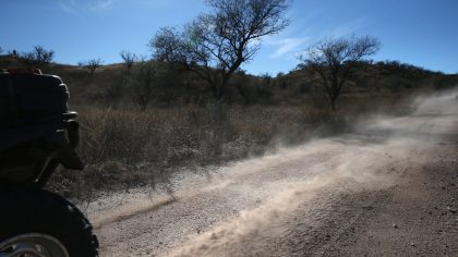 Un agente de la patrulla fronteriza de EE. UU. conduce un vehículo todo terreno cerca de la frontera entre EE. UU. y México, cerca de Knockles, Arizona.  (Archivo Ph...