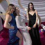
              Este Haim, from left, Alana Haim, and Danielle Haim arrive at the Oscars on Sunday, March 27, 2022, at the Dolby Theatre in Los Angeles. (AP Photo/John Locher)
            