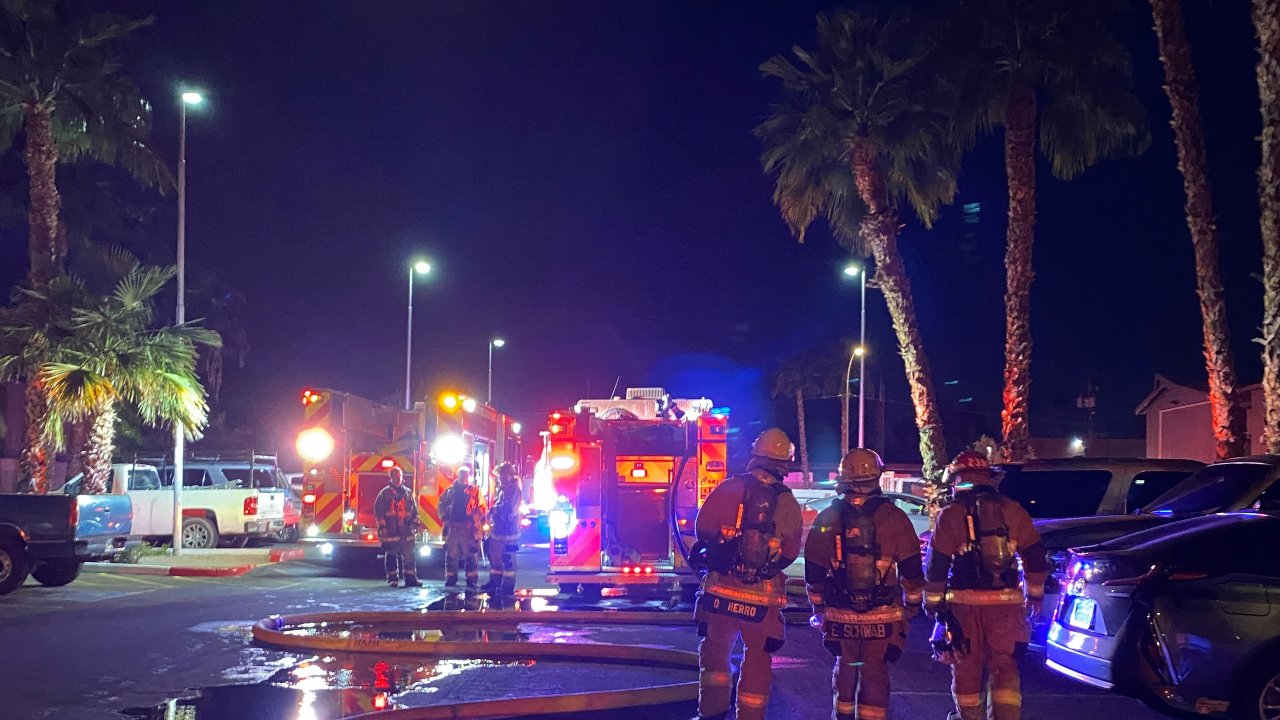 Man dies in smoky, early-morning Phoenix apartment fire
