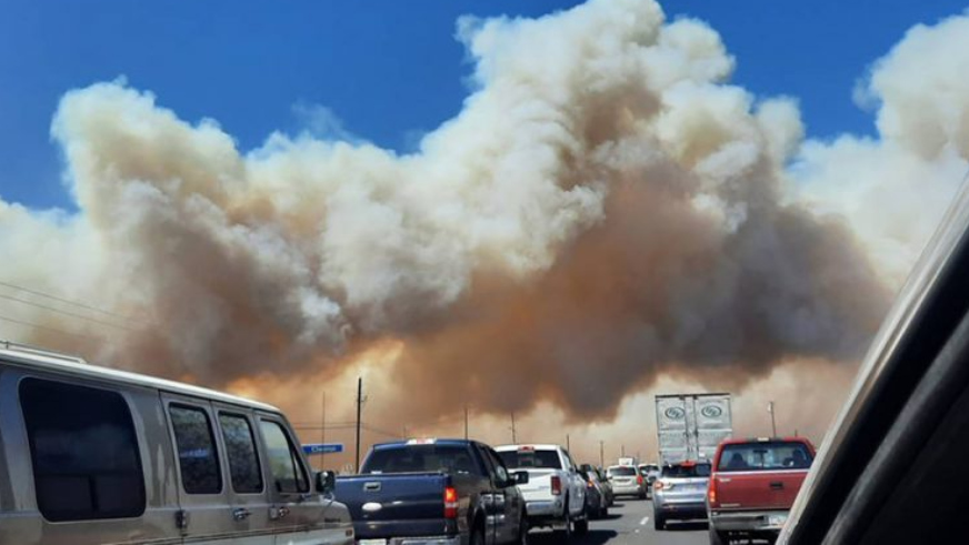 Smoke from the Tunnel Fire fills the sky in Doney Park, outside Flagstaff, Ariz., on Tuesday, April...