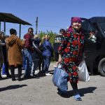
              People receive humanitarian aid in Kramatorsk, Ukraine, Saturday, May 7, 2022. (AP Photo/Andriy Andriyenko)
            