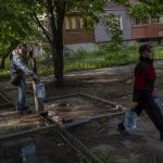 
              Residents of a shelled neighbourhood collect water from a public water pump in Kharkiv, eastern Ukraine, Thursday, May 19, 2022. (AP Photo/Bernat Armangue)
            