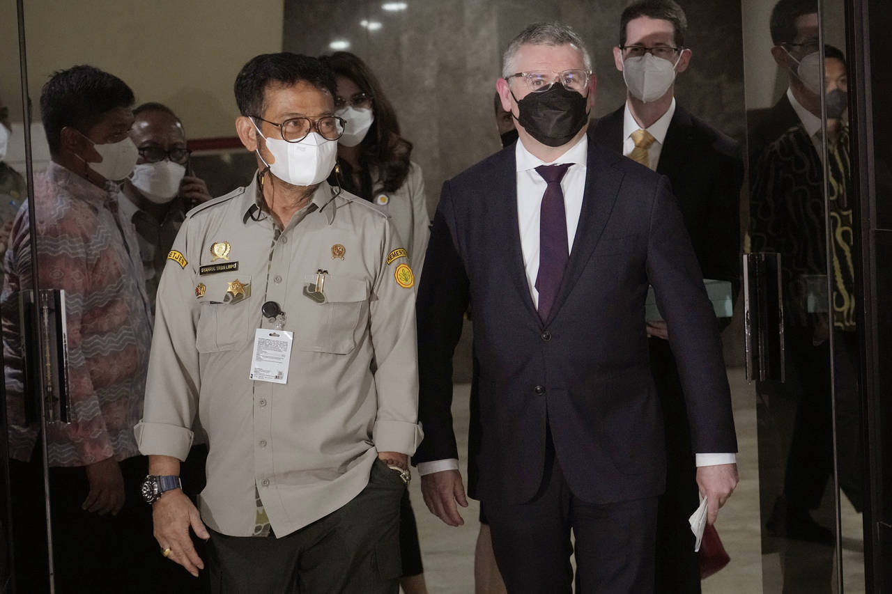 Australian Agriculture Minister Murray Watt, right, walks with his Indonesian counterpart Syahrul Y...