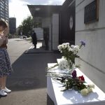 
              A woman reacts as she arrives to lay flowers in front of the entrance of the Japanese embassy in memory of the former Prime Minister Shinzo Abe, in Moscow, Friday, July 8, 2022. Abe was assassinated Friday on a street in western Japan by a gunman who opened fire on him from behind as he delivered a campaign speech - an attack that stunned the nation with some of the strictest gun control laws anywhere. (AP Photo)
            