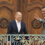 
              CORRECTS POSITIONS OF PERSONS---German Chancellor Olaf Scholz, left, welcomes Spanish Prime Minister Pedro Sanchez for a meeting at the German government guest house Meseberg Palce in Meseberg, north of Berlin, Germany, Tuesday, Aug. 30, 2022. (AP Photo/Markus Schreiber)
            