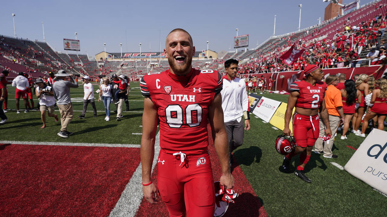 Utah tight end Brant Kuithe (80) walks off the field following NCAA college football game against S...