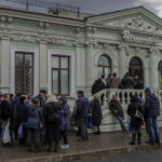 
              Residents queue at a bank branch in Kherson, southern Ukraine, Monday, Nov. 21, 2022. (AP Photo/Bernat Armangue)
            