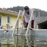 
              Celia Magdaleno, 67, collects water from her neighbor's pool to use for her toilet since water service has yet to resume following an earthquake in Rio Dell, Calif., Wednesday, Dec. 21, 2022. (AP Photo/Godofredo A. Vásquez)
            
