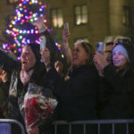 
              People react to Britain's Prince William and Kate, Princess of Wales, arrival at City Hall Plaza on Wednesday, Nov. 30, 2022, in Boston. The Prince and Princess of Wales are making their first overseas trip since the death of Queen Elizabeth II in September. (AP Photo/Reba Saldanha)
            