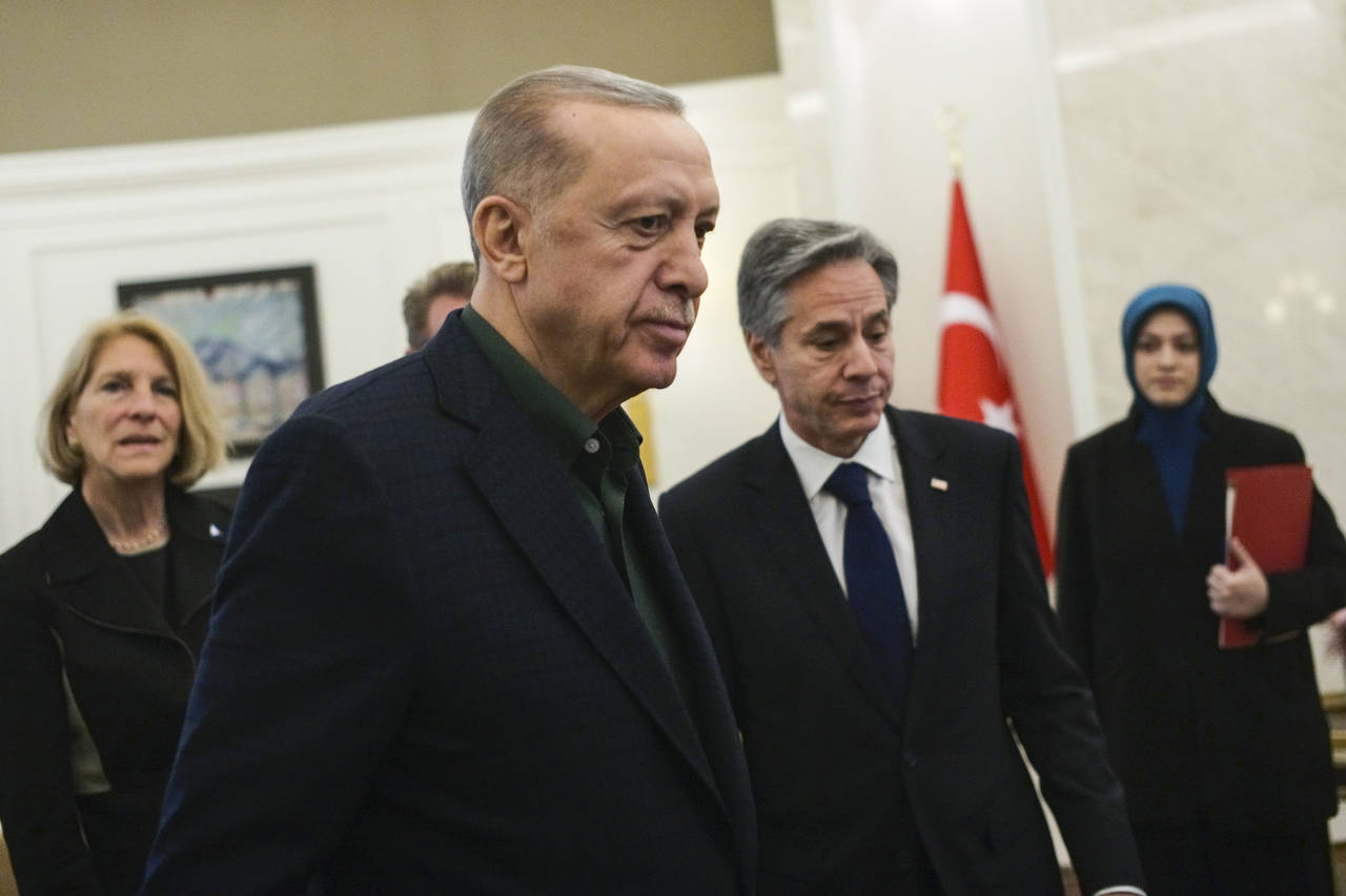 Turkish President Recep Tayyip Erdogan, left, talks to U.S. Secretary of State Antony Blinken durin...