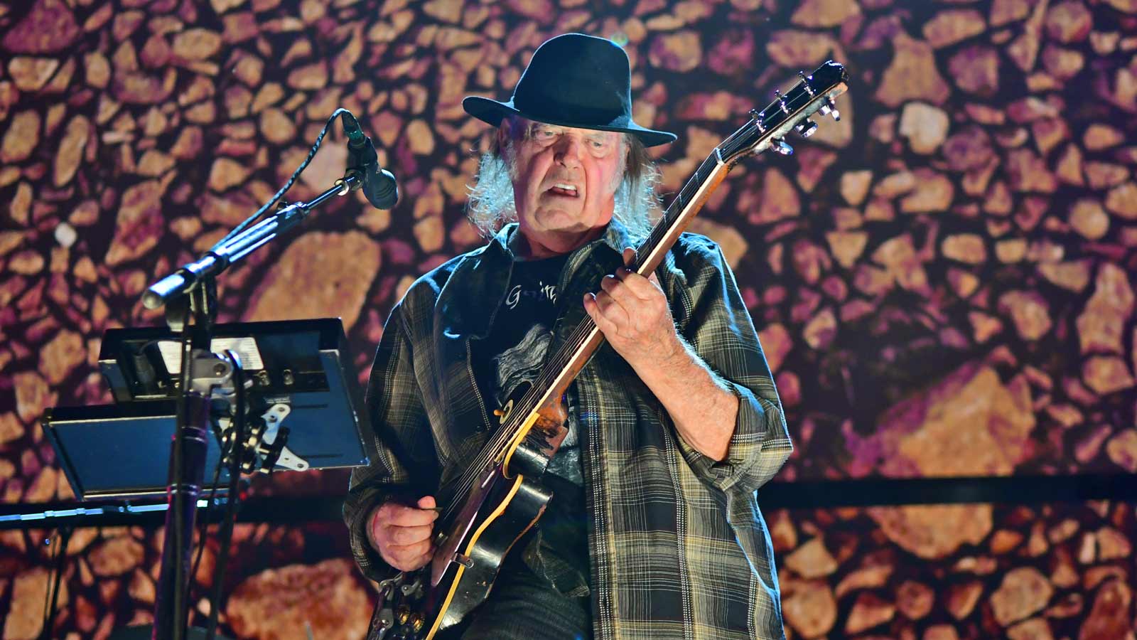 Legendary rocker Neil Young coming to Phoenix this spring with Crazy Horse