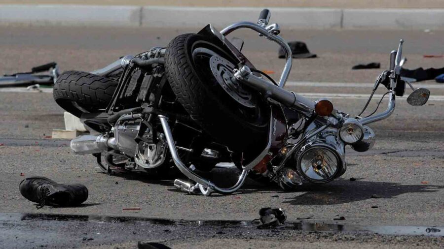 Motorcyclist dies after crashing into vehicle turning left in Phoenix – KTAR.com
