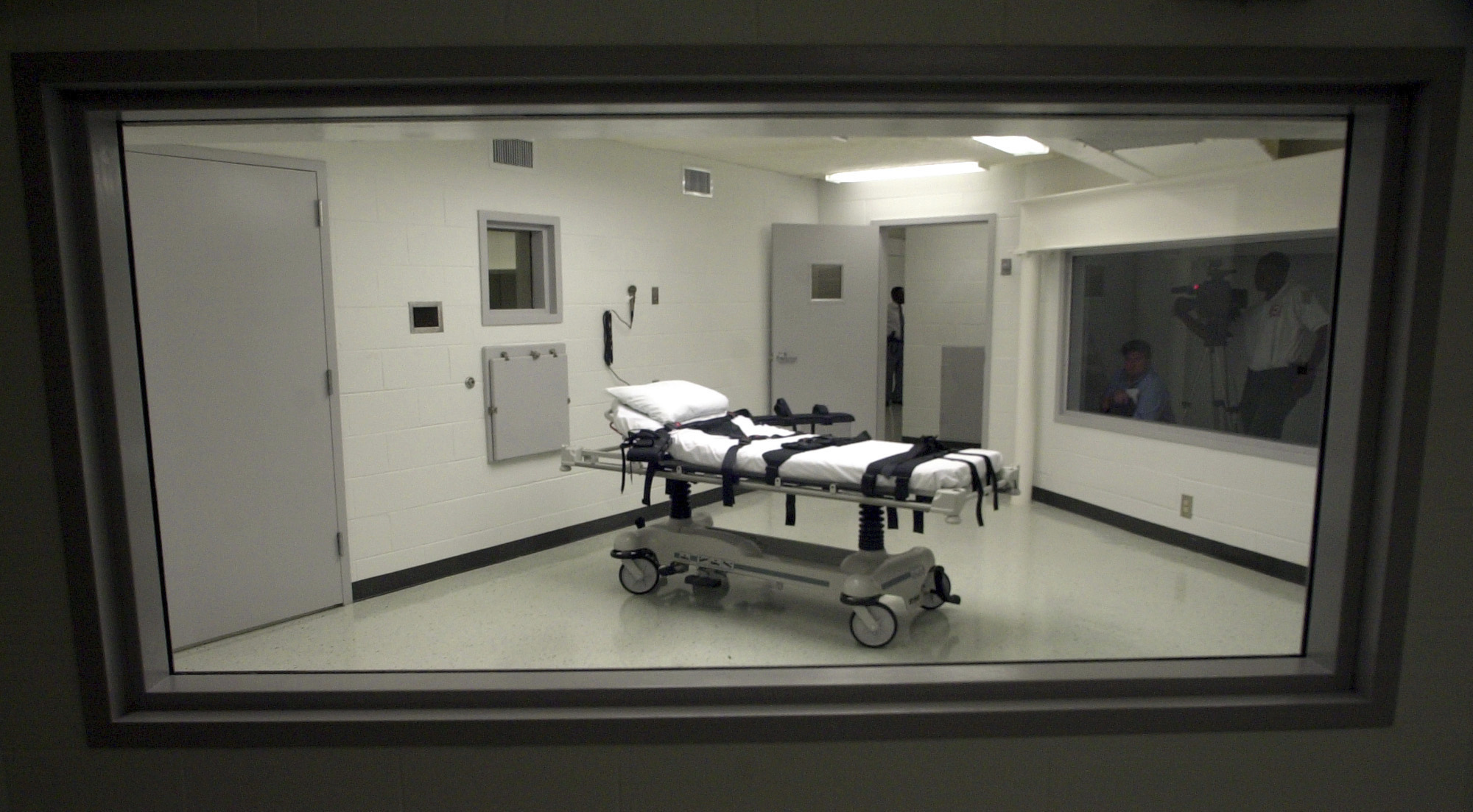 FILE- Alabama's lethal injection chamber is shown Oct. 7, 2002, at Holman Correctional Facility in ...