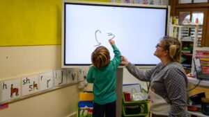 Arizona schools continue to face staffing challenges as alternative teachers fill roles