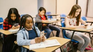 Gilbert Public Schools adopts wide-ranging cellphone ban for K-8 students