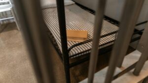 Iowa man sentenced to 2 years in prison after threatening Arizona detective