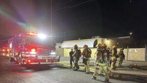 Commercial fire forces ladder crews to roof of building in Phoenix