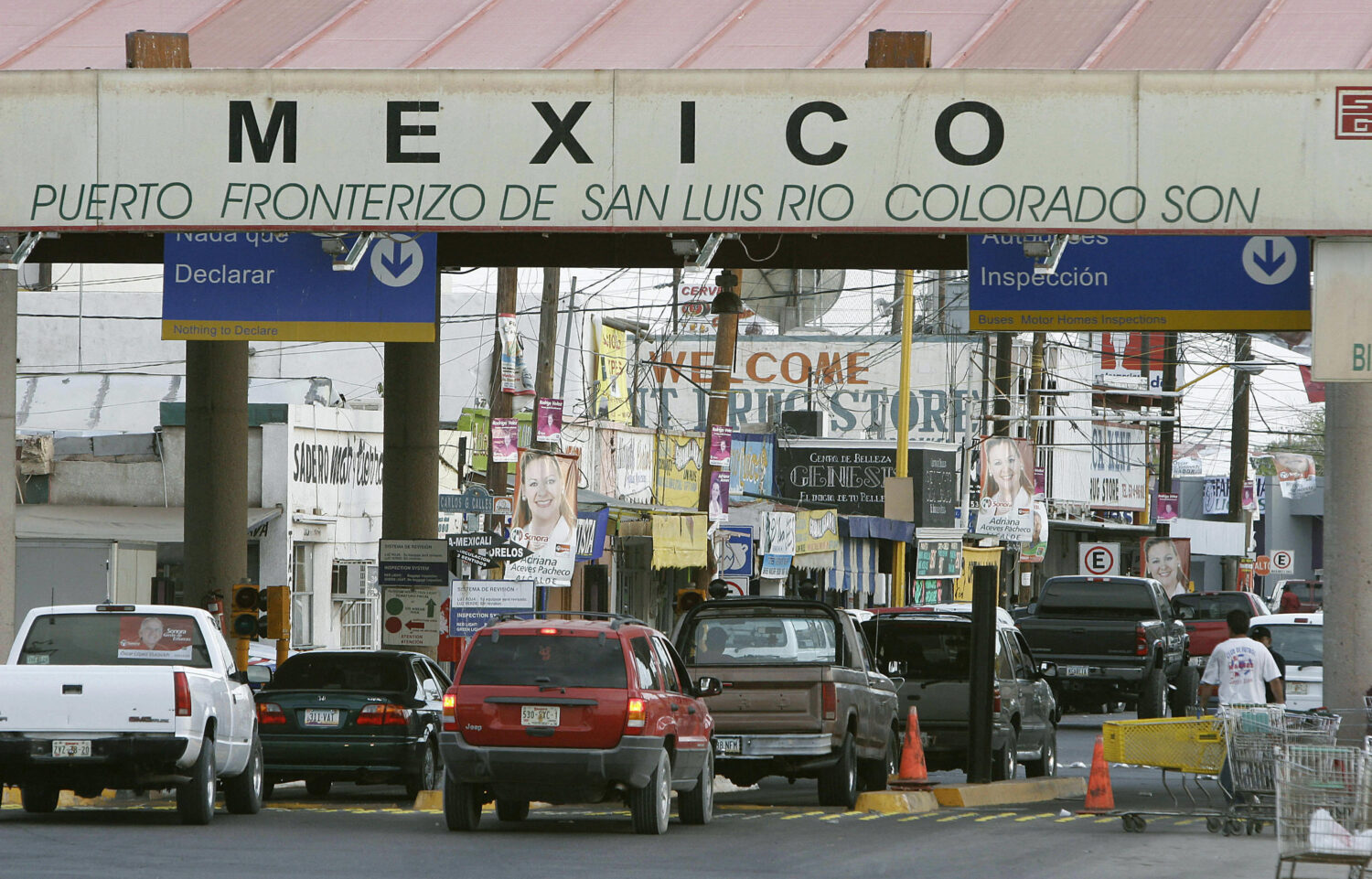 Cars head to Mexico from the border crossing at San Luis, Arizona in the US, 05 June 2006. AFP PHOT...