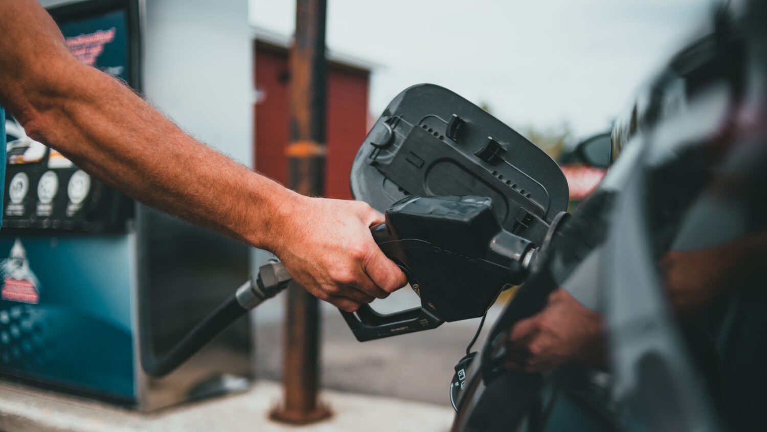 Arizonans expected to travel at near-record levels for July 4th week, gas prices keep falling