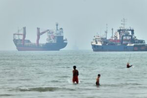 Oil prices ease after US and Iran pause their attacks