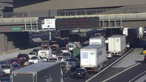 Driver dead after crashing, exiting vehicle, jumping in front of Phoenix freeway traffic