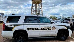 Residents asked to shelter in place as suspect barricades himself after Glendale police shooting