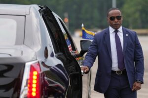Report finds holes and delays in how Secret Service updates its protection policy