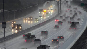 Scatters showers develop in Phoenix area, wetting freeways for morning commute