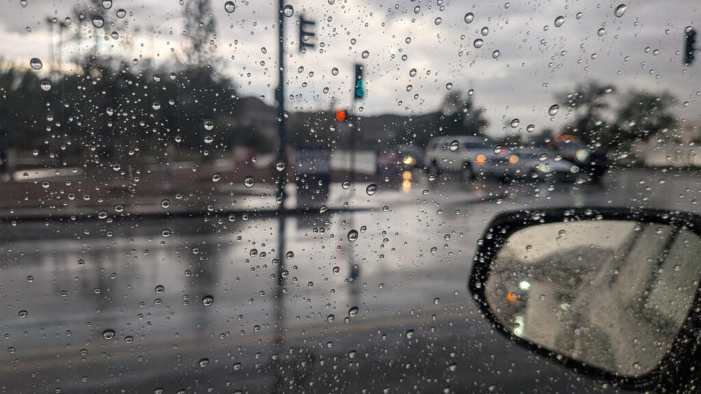 Rain fell on Phoenix-area commuters on Thursday morning. (KTAR News photo/Serena O'Sullivan)