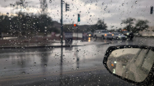 Rain fell on Phoenix-area commuters on Thursday morning. (KTAR News photo/Serena O'Sullivan)