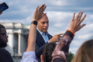 Jeffries says House Democrats reaching to flip Trump districts in attempt to repeat their 2018 sweep