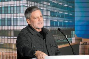 Dan Gilbert pledges $1 billion to redevelop Detroit’s Renaissance Center