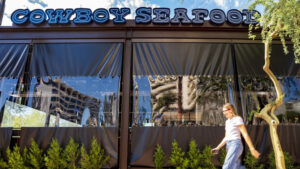 New midtown Phoenix restaurant combines barbecue and seafood