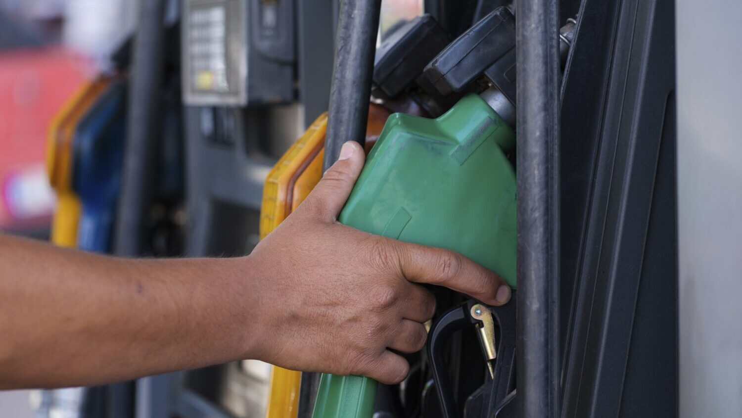 As temperatures begin to drop across the state, Arizonans are seeing a break at the pump as gas pri...