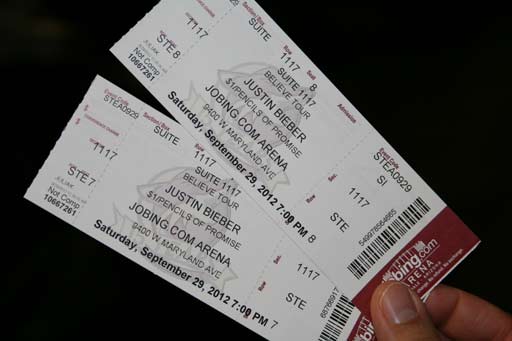 Сколько стоят билеты bts. Билет в руке. Билеты в театр в руке. Билет в Лос Анджелес. Билет на концерт БТС.