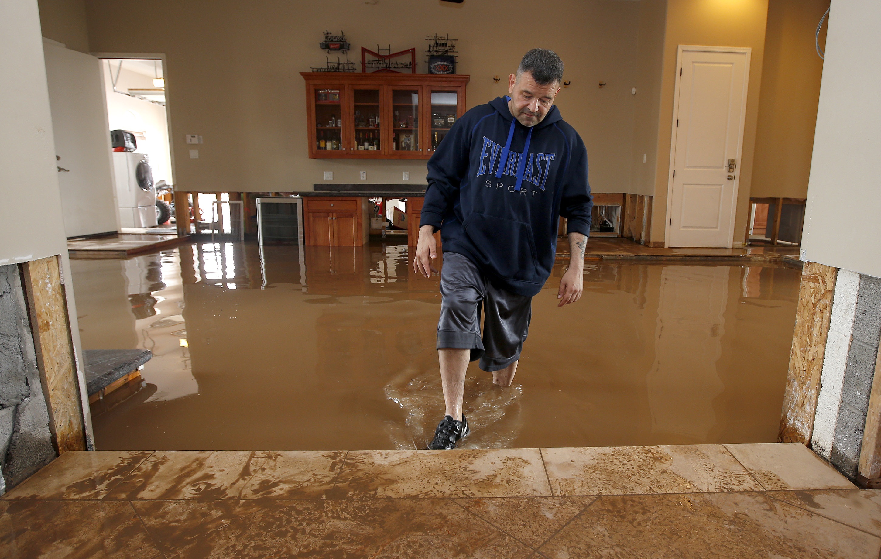 К чему снится заливает водой. Потоп в квартире. Затопление квартиры. Затопило квартиру. Затопили соседи.
