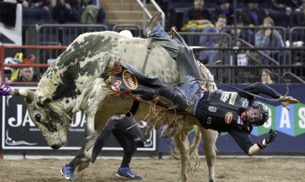 FILE – In this Jan. 17, 2015, file photo, Chase Outlaw, of Hamburg, Ariz., dismounts Sun Dome...