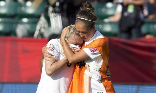 n England’s Josanne Potter, right, consoles Laura Bassett (6) after a 2-1 loss to Japan in a ...