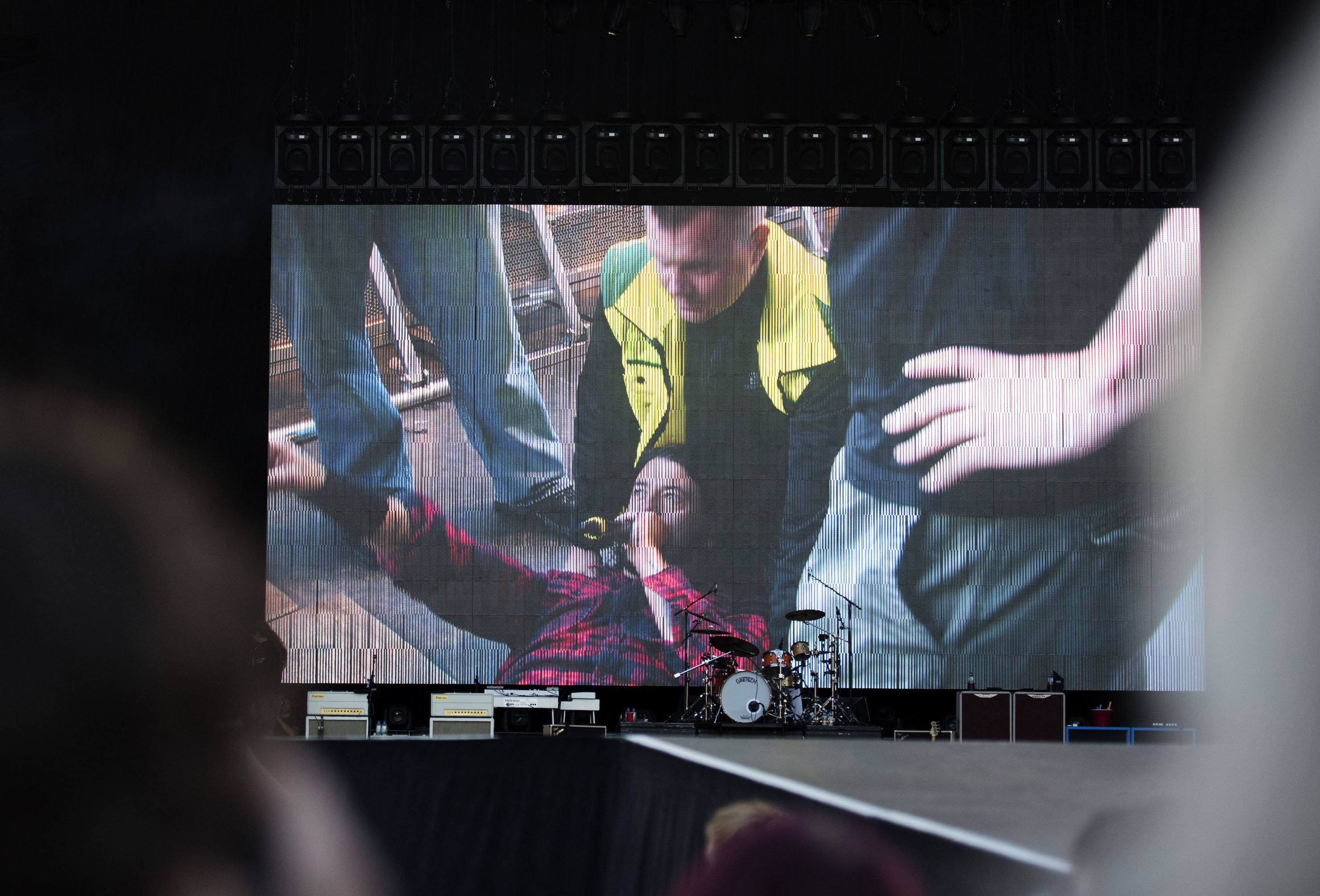Голову до упаду песня. Даве Грохл. Дэйв Грол на концерте со сломанной ногой. Дэйв Грол сломал ногу. Дэйв Грол концерт и фанат на сцене.